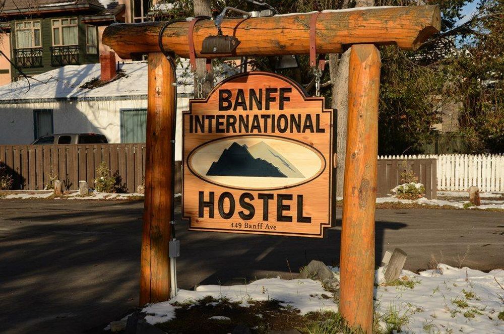 Banff International Hostel Exterior photo