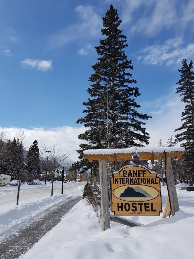 Banff International Hostel Exterior photo