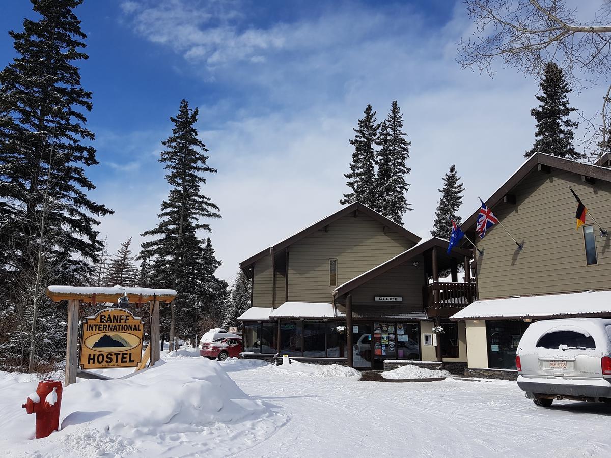 Banff International Hostel Exterior photo