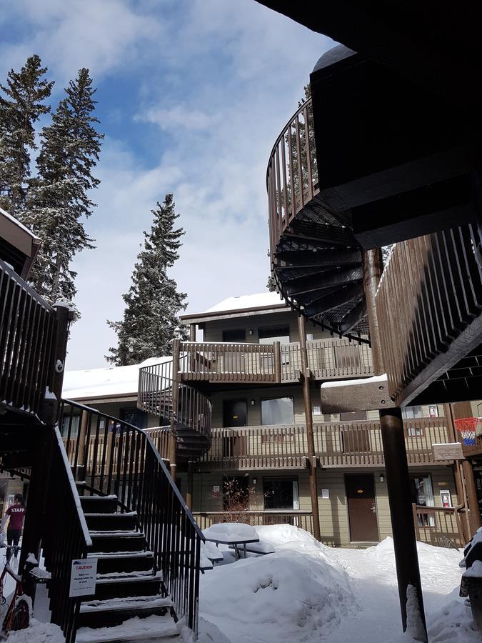 Banff International Hostel Exterior photo