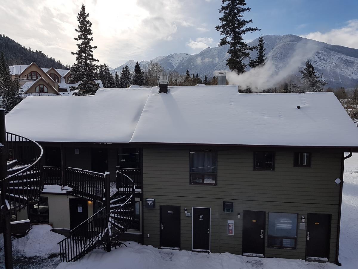 Banff International Hostel Exterior photo