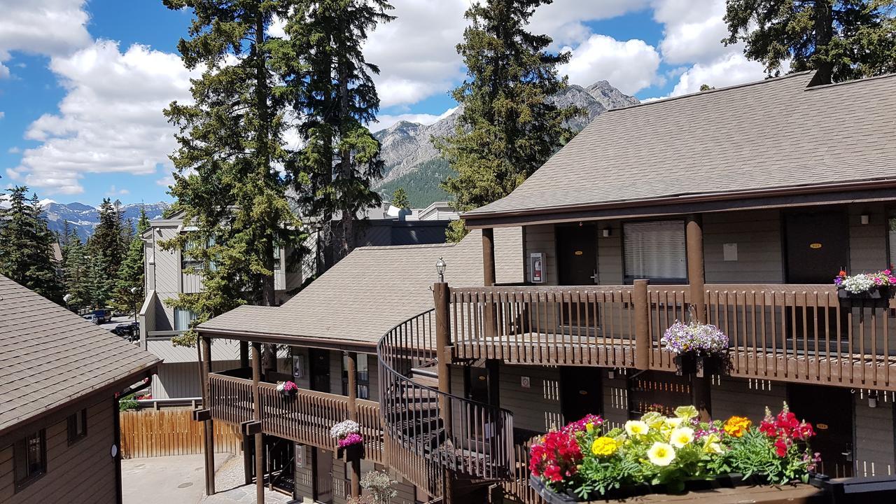 Banff International Hostel Exterior photo