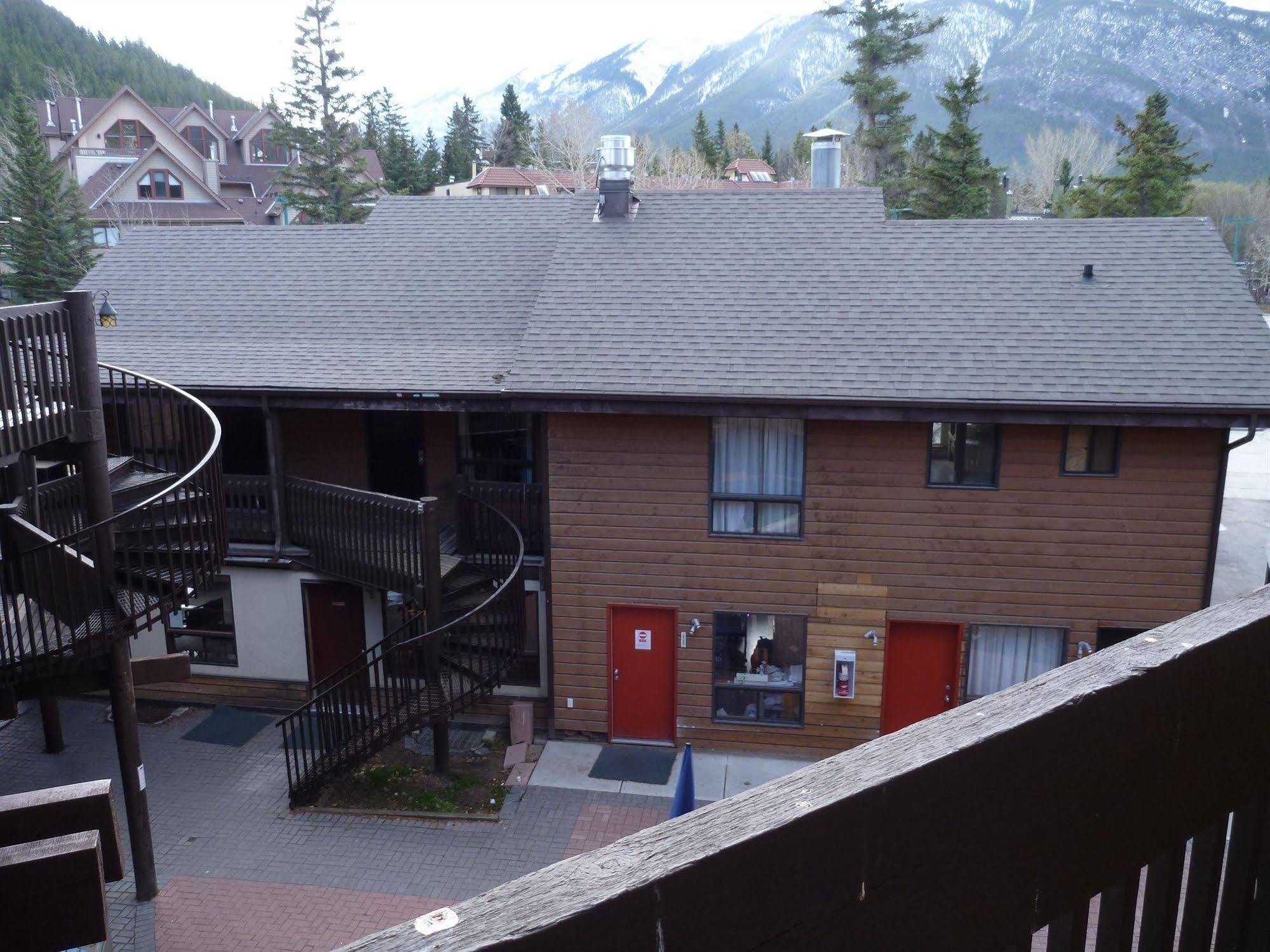 Banff International Hostel Exterior photo