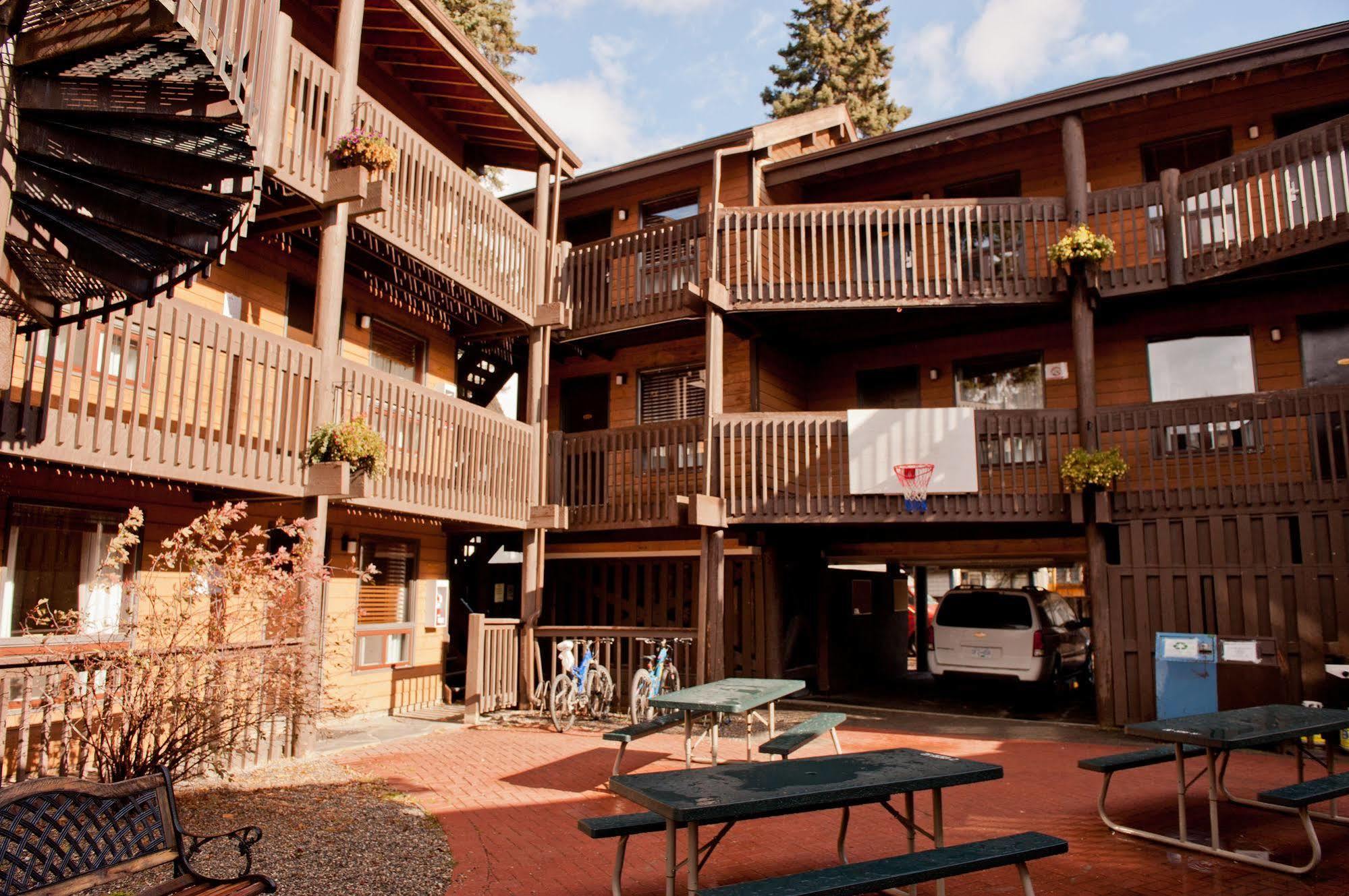 Banff International Hostel Exterior photo