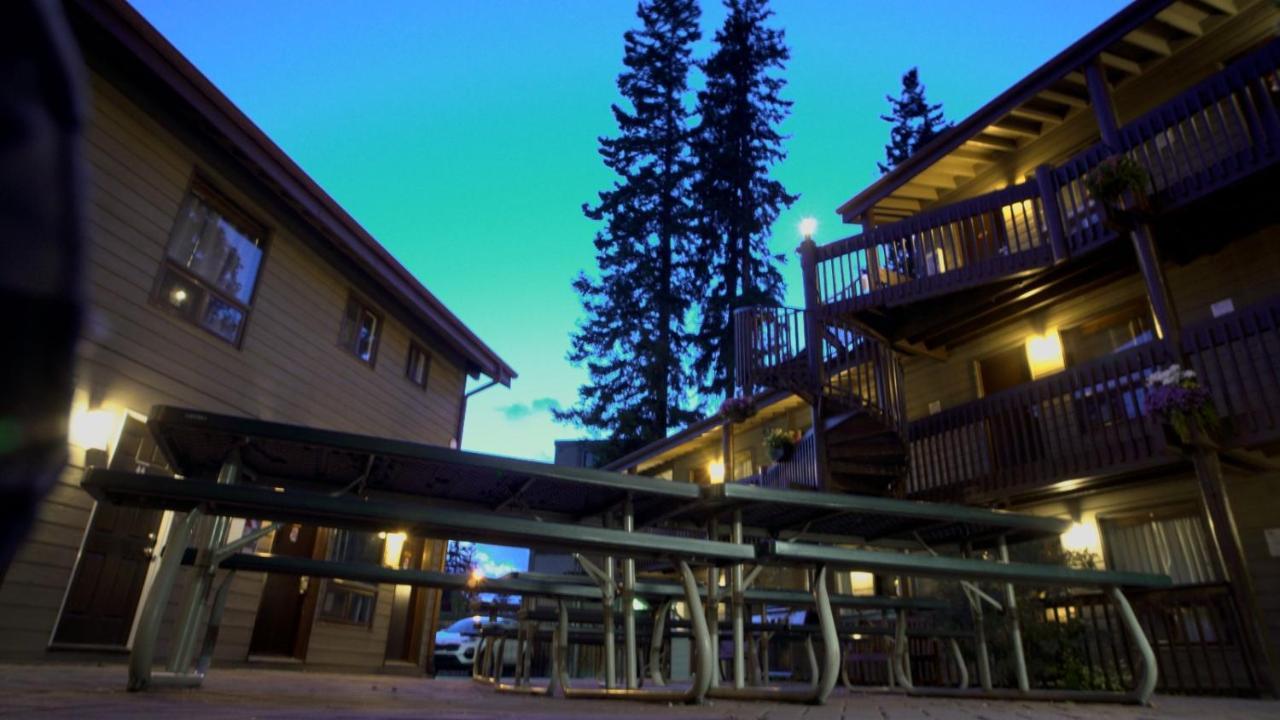 Banff International Hostel Exterior photo