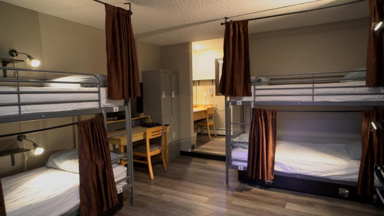 Banff International Hostel Exterior photo
