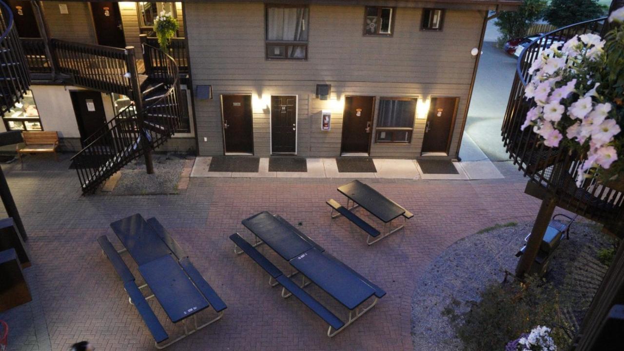 Banff International Hostel Exterior photo
